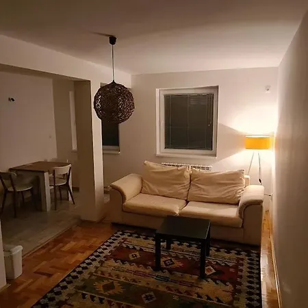 Lovely Small Near The Airport. *